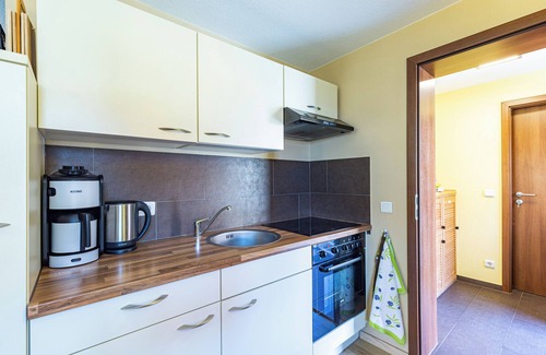 Naumburg Apartment | Bright Apartment "Schlag Wohnung 1" with Garden & Ocean Views