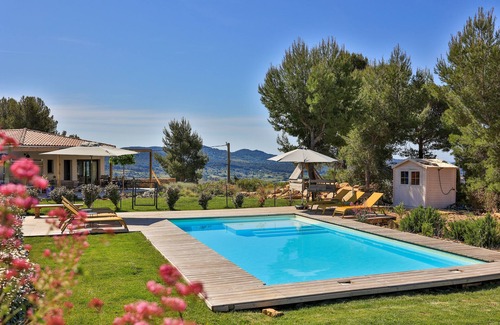 La Cadiere-d'Azur Apartment | Oceanfront Apartment with Pool and Scenic Sea Views