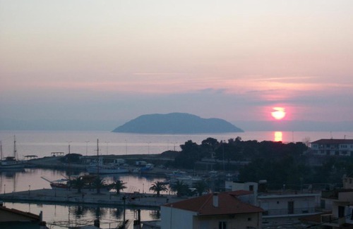 Neos Marmaras Apartment | Seaside Escape: Relaxing Apartment with Ocean Views