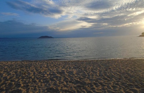 Neos Marmaras Apartment | Seaside Escape: Relaxing Apartment with Ocean Views