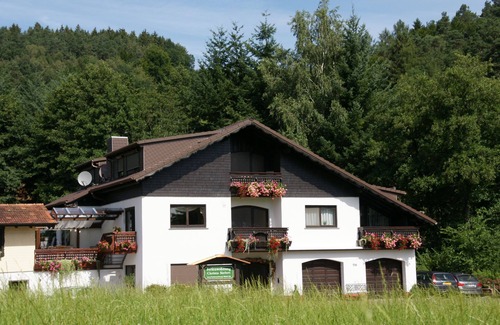 Guttersbach Apartment | Cozy Ground Floor Apartment with Ocean View - Siefert Retreat