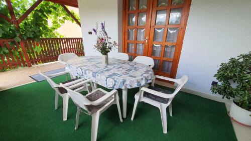 Balatonkiliti Apartment | Family-Friendly Apartment Siofok with Pool Access