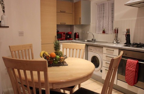 Alibon Apartment | Apartment - Sleeps 2 - Parking - Station Close