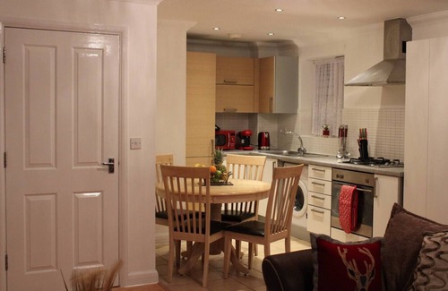 Alibon Apartment | Apartment - Sleeps 2 - Parking - Station Close