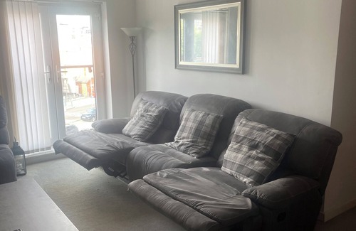 Salford Apartment | Unforgettable Stay: Guest Rated 10/10 with Kitchen & Breakfast