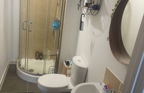Salford Apartment | Unforgettable Stay: Guest Rated 10/10 with Kitchen & Breakfast