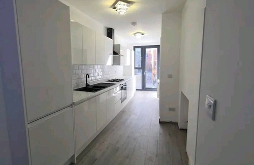 Hendon Apartment | Stylish 2-Bed Apartment in Central London with Breakfast