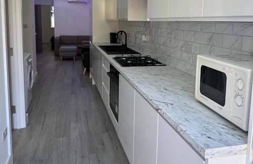 Hendon Apartment | Stylish 2-Bed Apartment in Central London with Breakfast