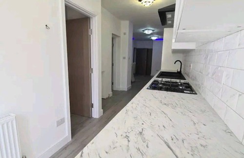 Hendon Apartment | Stylish 2-Bed Apartment in Central London with Breakfast