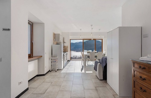 Pratolungo Apartment | Apartment 'Sole' with Lake View, Shared Pool and Wi-Fi