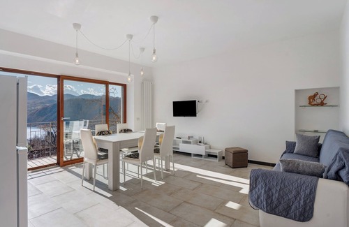 Pratolungo Apartment | Apartment 'Sole' with Lake View, Shared Pool and Wi-Fi