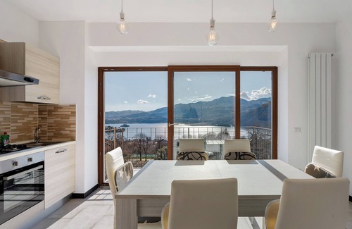 Pratolungo Apartment | Apartment 'Sole' with Lake View, Shared Pool and Wi-Fi