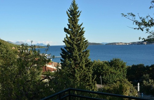 Kuciste Apartment | Spacious Apartment Srsen: 100m from the Sea in Kuciste