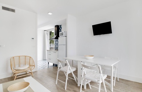 Brena y Marismas de Barbate Natural Park Apartment | Apartment 'Suite 4 In Natural Park' with Shared Pool, Wi-Fi and Air Conditioning