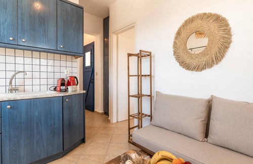 Kini Apartment | Apartment 'Suite No 4' with Sea View, Wi-Fi and Air Conditioning