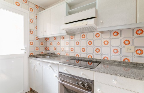 Santa Pola Apartment | Charming Apartment 'Sunflower Salamanca' with Balcony & Wi-Fi