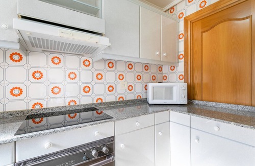 Santa Pola Apartment | Charming Apartment 'Sunflower Salamanca' with Balcony & Wi-Fi