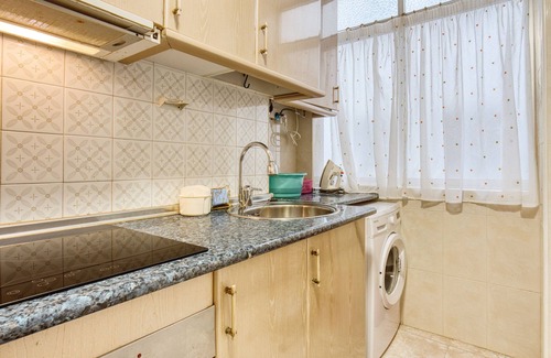 Santa Pola Apartment | Apartment 'Sunflower Ronda' with Shared Terrace and Wi-Fi