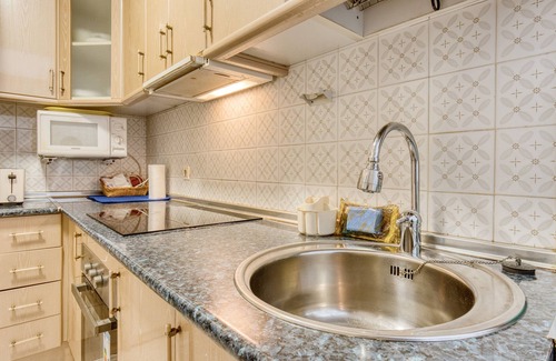 Santa Pola Apartment | Apartment 'Sunflower Ronda' with Shared Terrace and Wi-Fi
