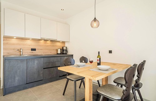 Lana Apartment | Mountain View Apartment "Sunnig - Sonennschein" with Balcony