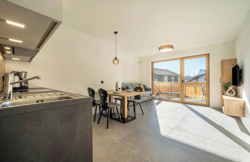 Lana Apartment | Mountain View Apartment "Sunnig - Sonennschein" with Balcony