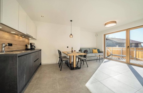 Lana Apartment | Mountain View Apartment "Sunnig - Sonennschein" with Balcony