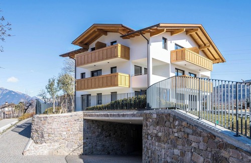 Lana Apartment | Mountain View Apartment "Sunnig" with Balcony & Wi-Fi