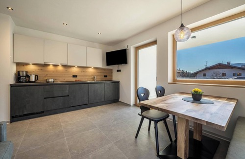 Lana Apartment | Scenic Apartment "Sunnig - Sonnenlicht" with Balcony & Wi-Fi