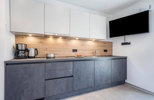 Lana Apartment | Scenic Apartment "Sunnig - Sonnenlicht" with Balcony & Wi-Fi