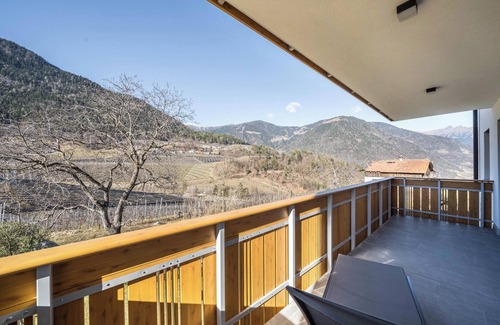Lana Apartment | Scenic Apartment "Sunnig - Sonnenlicht" with Balcony & Wi-Fi