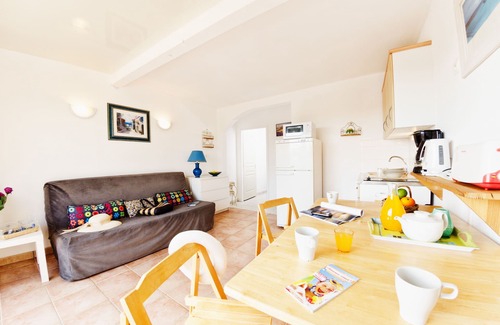La Londe-les-Maures Apartment | Indulge in Oceanfront Relaxation at Apartment T3