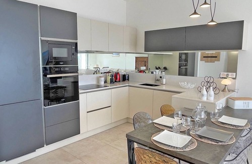 Sainte-Maxime City Centre Apartment | Seaside Apartment T3 with Breathtaking Views and Comforts