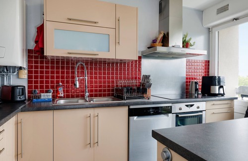 Le Bouscat Apartment | Apartment 'T4 Avec Tennis' with Shared Garden, Wi-Fi and Air Conditioning