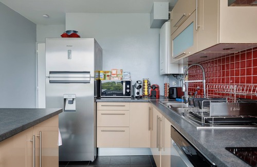 Le Bouscat Apartment | Apartment 'T4 Avec Tennis' with Shared Garden, Wi-Fi and Air Conditioning
