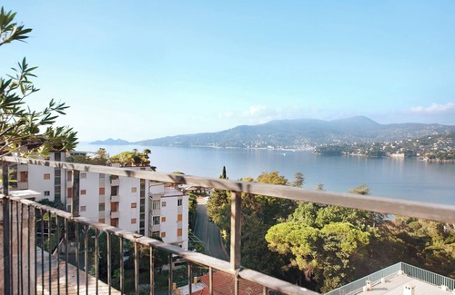 Zoagli Apartment | Oceanfront Apartment 'Terrazza Oriana' with Spa & Wi-Fi