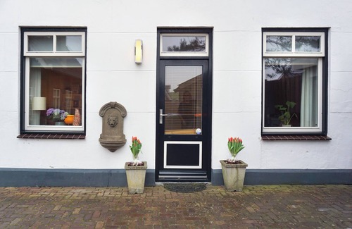 Huisduinen Apartment | Pet-Friendly Retreat at The Coast - Guests Rate 10/10