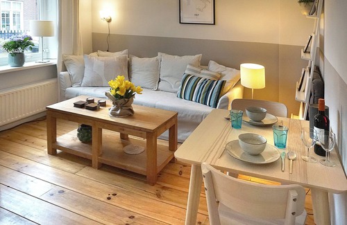 Huisduinen Apartment | Pet-Friendly Retreat at The Coast - Guests Rate 10/10