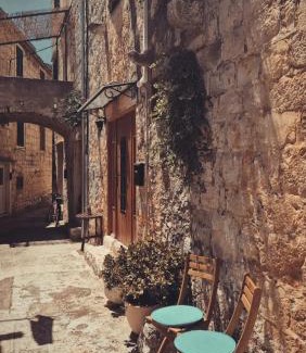 Cove Rogacic Apartment | Pet-Friendly Apartment Tia Vis with 9.7/10 Guest Rating