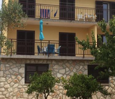 Cres Apartment | Family-Friendly Getaway at Apartment Tinna - Rated 9/10