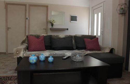Veroia Apartment | Nature Retreat: Highly Rated & Family-Friendly Getaway