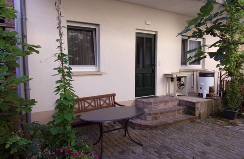 Neulussheim Apartment | Cozy Apartment with Courtyard Access and Breakfast Included