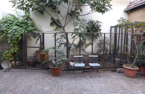 Neulussheim Apartment | Cozy Apartment with Courtyard Access and Breakfast Included