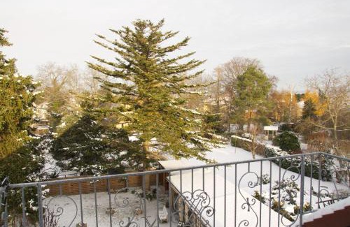 Dolzschen Apartment | Child-Friendly Apartment Traumzeit with Balcony in Vorstadtvilla