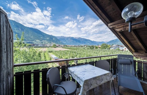 Lana Apartment | Scenic Apartment "Tschigat Leilichhof" with Garden & Spa