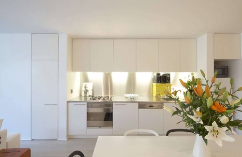 Darlinghurst Apartment | Modern Apartment Two by Contemporary Hotels - Family-Friendly Stay
