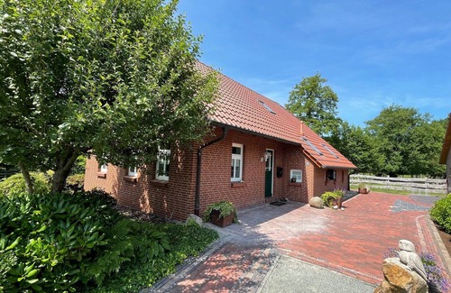 Apen Apartment | Apartment 'Uhlenhoff Boyken' with Private Terrace, Shared Garden and Wi-Fi