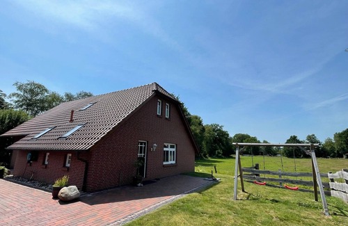 Apen Apartment | Apartment 'Uhlenhoff Boyken' with Private Terrace, Shared Garden and Wi-Fi
