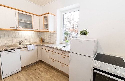 Hietzing Apartment | Cozy Apartment Veitingergasse with Kitchen & Breakfast Included