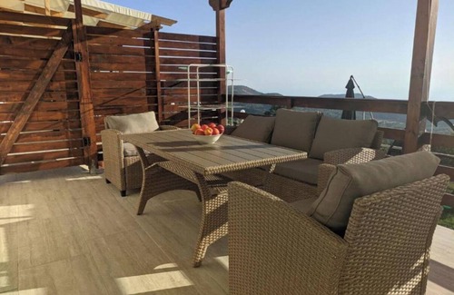 Chortata Apartment | Sea View Apartment 'Ventus Artemis' with Wi-Fi & Pool