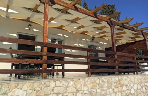 Chortata Apartment | Sea View Apartment 'Ventus Artemis' with Wi-Fi & Pool